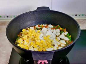 加入豆腐，煎好的鸡蛋。