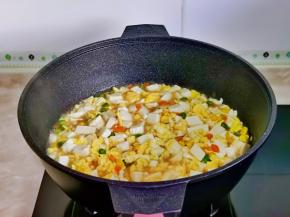 大火烧开转，小火慢炒3分钟即可出锅。