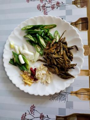 青椒去蒂切成块。大葱切成段，酸辣椒切成块，生姜切成丝，蒜瓣切成片，干辣椒切成段备用！