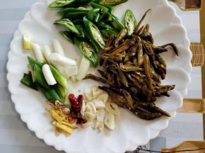 青椒去蒂切成块。大葱切成段，酸辣椒切成块，生姜切成丝，蒜瓣切成片，干辣椒切成段备用！