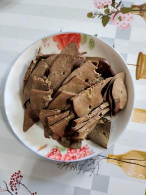 卤好的羊肝切成薄片！