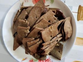 卤好的羊肝切成薄片！