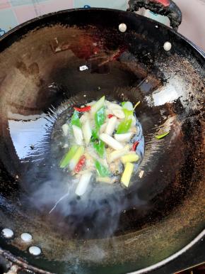 起锅烧油，放入花椒，生姜，蒜瓣，干辣椒，葱段爆香！