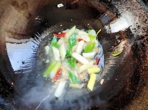 起锅烧油，放入花椒，生姜，蒜瓣，干辣椒，葱段爆香！