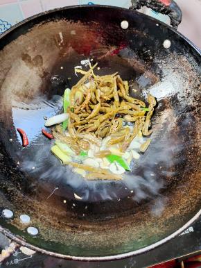 放入酸辣椒翻炒片刻！