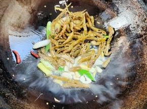 放入酸辣椒翻炒片刻！