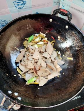 放入羊肝快速翻炒片刻！