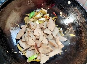 放入羊肝快速翻炒片刻！