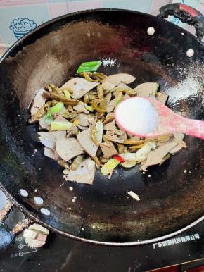 放入一勺盐翻炒均匀！