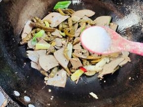 放入一勺盐翻炒均匀！