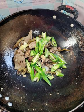 放入青椒翻炒均匀！