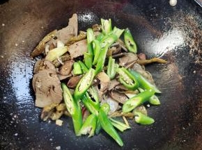 放入青椒翻炒均匀！