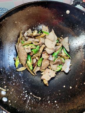 起锅前放入适量的鸡精调味即可！