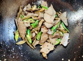 起锅前放入适量的鸡精调味即可！