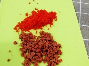 萝卜去皮切成丁，火腿肠也同样切成丁