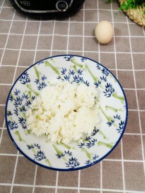 米饭倒入碗中