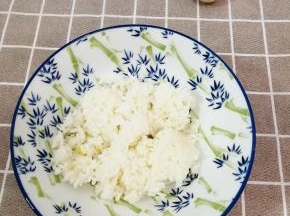 米饭倒入碗中