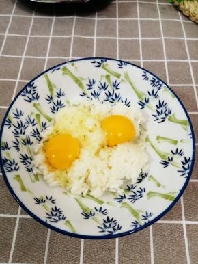 加入鸡蛋搅拌均匀