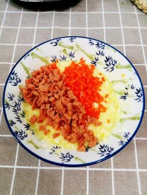 加入胡萝卜丁和火腿丁