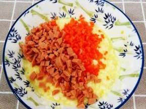 加入胡萝卜丁和火腿丁