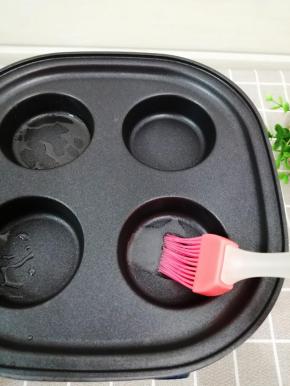 模具中用刷子刷少许的油