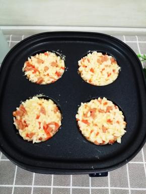 然后把搅拌好的剩米饭放入模具中，空气炸锅200度烤十分钟，然后中间翻另一面，两面煎成金黄色即可取出来