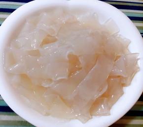 多冲洗几遍多余沉淀下来的的淀粉后沥干水份