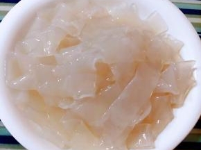 多冲洗几遍多余沉淀下来的的淀粉后沥干水份