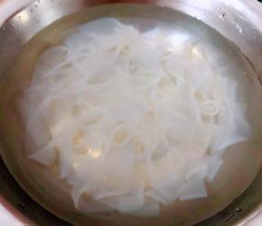 煮好的宽粉立即放入冷水中过凉