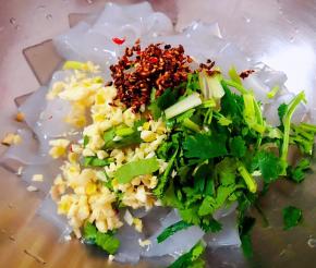  蒜和香菜切好自制辣椒油和宽粉一起放入容器中