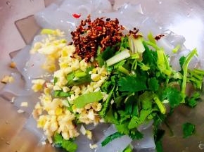  蒜和香菜切好自制辣椒油和宽粉一起放入容器中