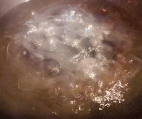  宽粉冲洗一下放入烧开水的锅中大火煮起来