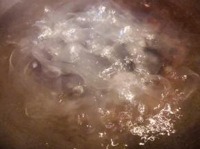  宽粉冲洗一下放入烧开水的锅中大火煮起来