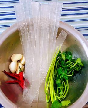 准备原材料宽粉、蒜、香菜、小米辣