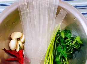 准备原材料宽粉、蒜、香菜、小米辣