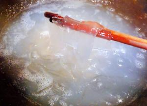 在煮的过程中要不停的搅拌汤汁稍微浑浊时可以用筷子夹起来看一看软硬程度