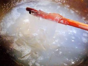 在煮的过程中要不停的搅拌汤汁稍微浑浊时可以用筷子夹起来看一看软硬程度