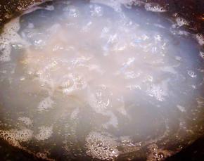 煮至约18-20分钟左右宽粉熟透而不软烂即可出锅