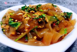 酸辣可口的凉拌宽粉装入盘中就大功告成了