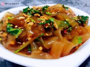 酸辣可口的凉拌宽粉装入盘中就大功告成了