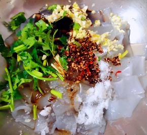 放入调味料一品鲜酱油、蚝油、糖、陈醋、盐、味精