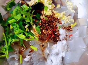 放入调味料一品鲜酱油、蚝油、糖、陈醋、盐、味精