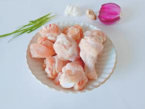 准备鸡翅根，葱姜蒜，洋葱。