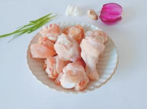 准备鸡翅根，葱姜蒜，洋葱。
