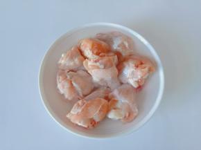 鸡翅根冷水浸泡出血水。