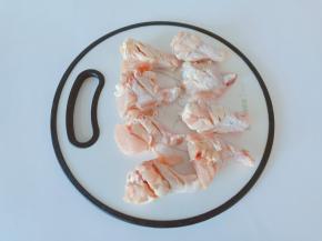 鸡翅根正反面各划两下。