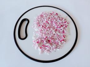 洋葱切条再切成小丁【切洋葱的时候记得嘴巴里含一口水，这样切洋葱不辣眼睛】