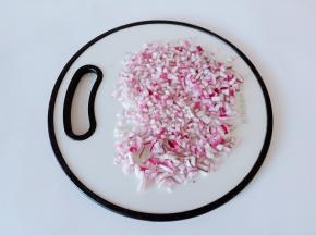 洋葱切条再切成小丁【切洋葱的时候记得嘴巴里含一口水，这样切洋葱不辣眼睛】