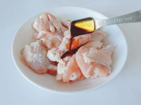 鸡翅根里面加入生抽一勺。