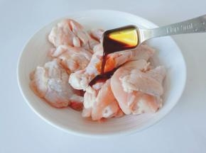 鸡翅根里面加入生抽一勺。